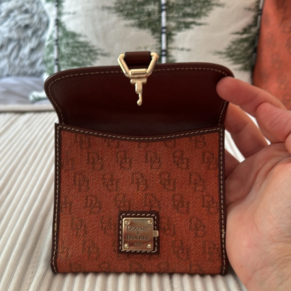 CLASSIC DOONEY & BOURKE Monogram Wallet ✨Excellent Like New Condition✨ - Picture 2 of 7